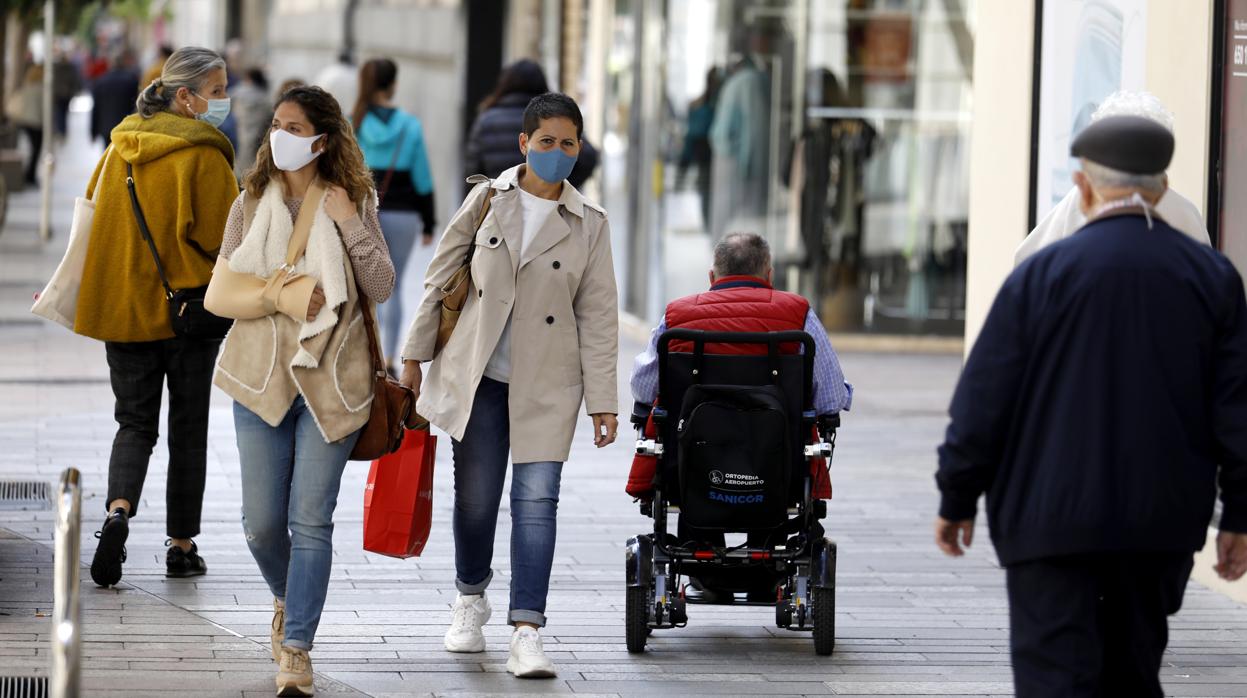 Varias personas paseando por la calle Cruz Conde de Córdoba