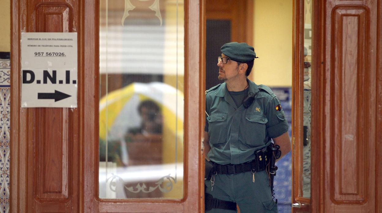 Un guardia durante el registro del Ayuntamiento