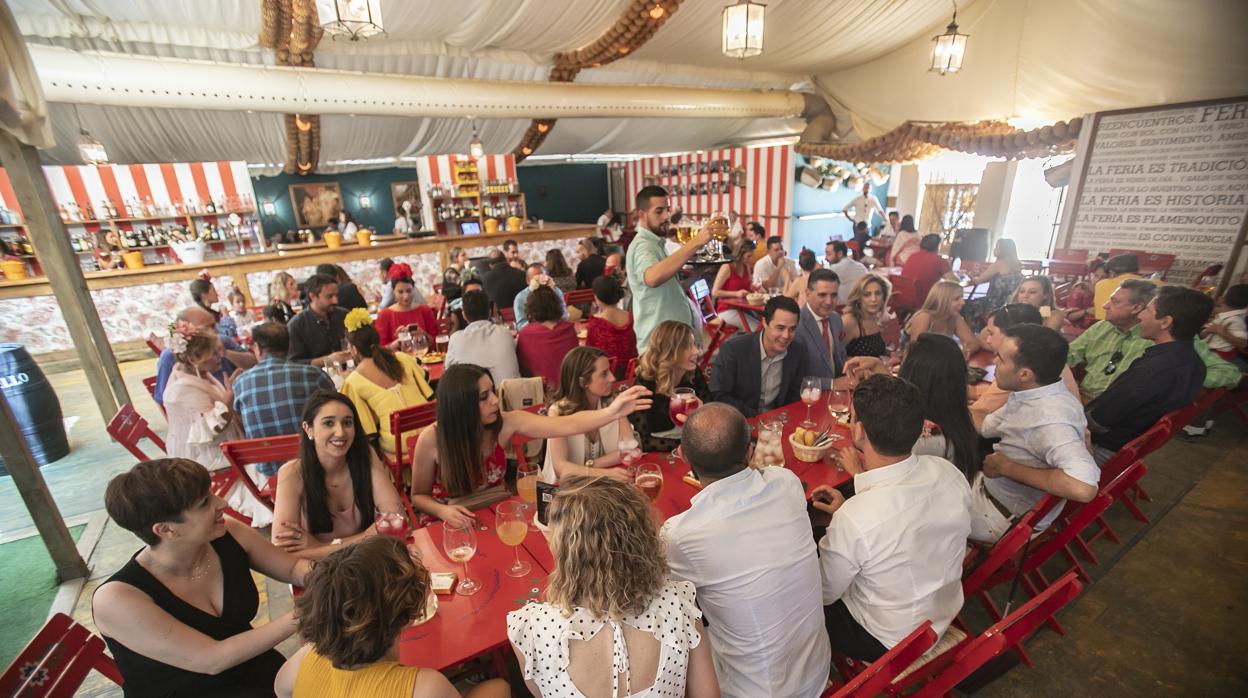 Ambiente en una caseta durante la última edición de la Feria de Córdoba, que se pudo celebrar