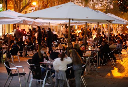 Veladores ocupados en la avenida del Gran Capitán de Córdoba