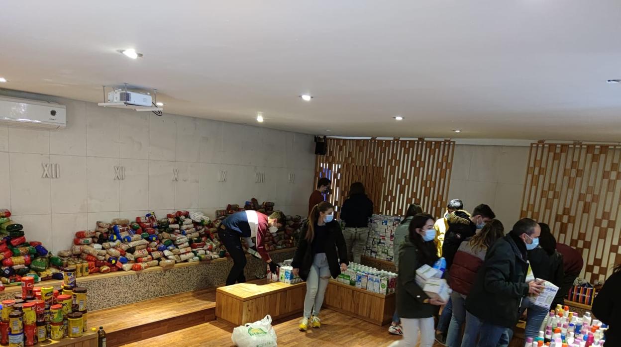 Maristas participa en la donación de alimentos para Cáritas