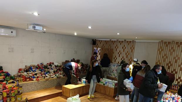 Maristas participa en la donación de alimentos para Cáritas