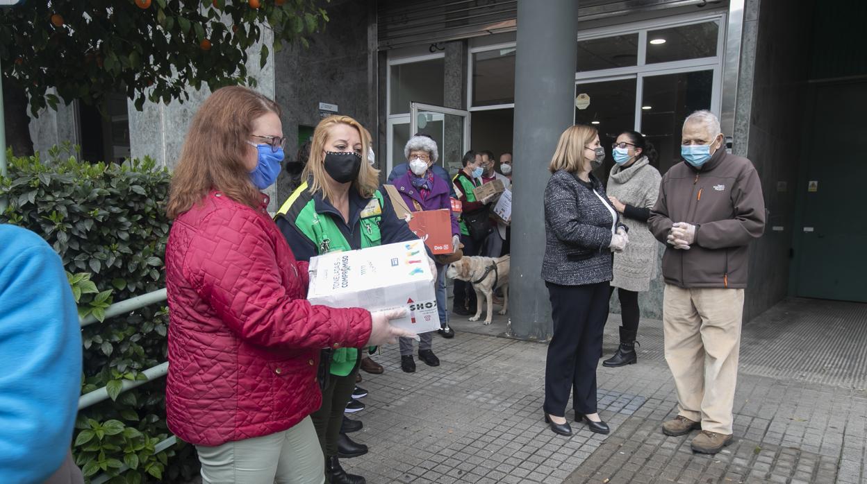 Un momento de la entrega de comida al Banco de Alimentos