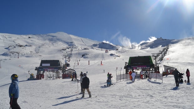 Sierra Nevada, al fin abierta con unos 2.000 esquiadores: «Han sido meses muy duros»