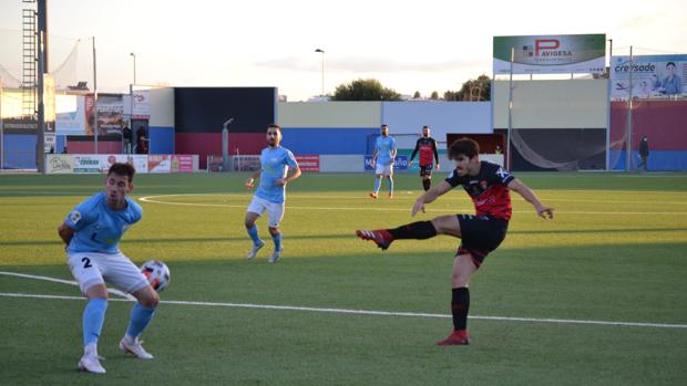 El Ciudad de Lucena se lleva el derbi en Puente Genil y lidera gracias a la machada del Pozoblanco