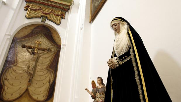 La Virgen de la Soledad de la iglesia de la Merced de Córdoba recupera el culto con un grupo de devotos