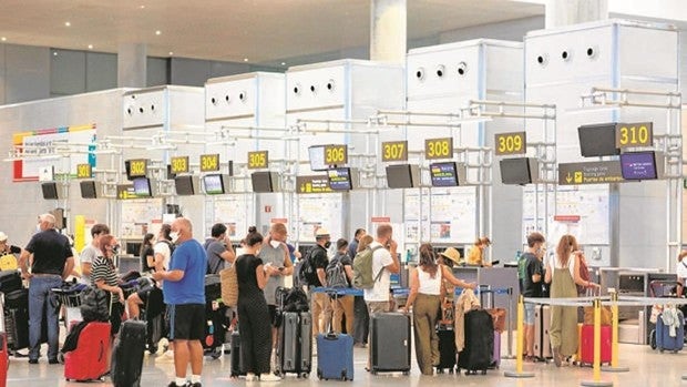 Los aeropuertos andaluces mantienen 38 vuelos con Reino Unido a pesar de la nueva cepa más contagiosa