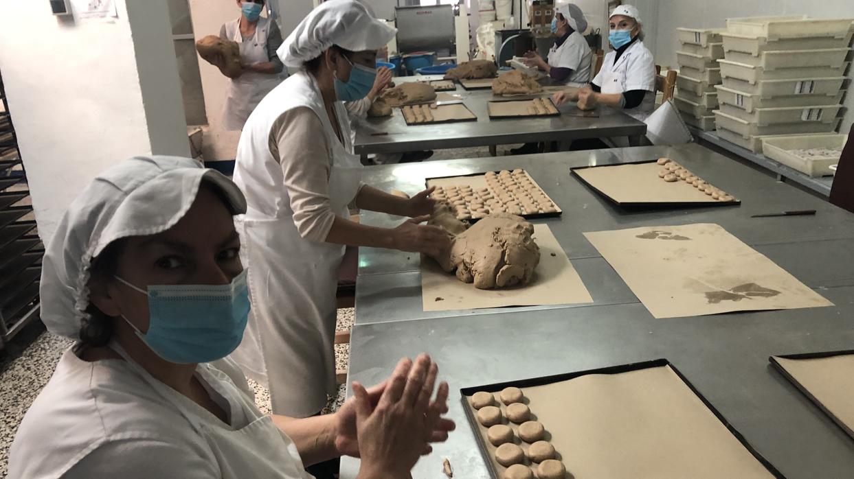 Trabajadoras amasan a mano los polvorones en la fábrica La Perla de Antequera