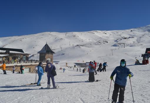 Esquiadores en las pistas de Sierra Nevada