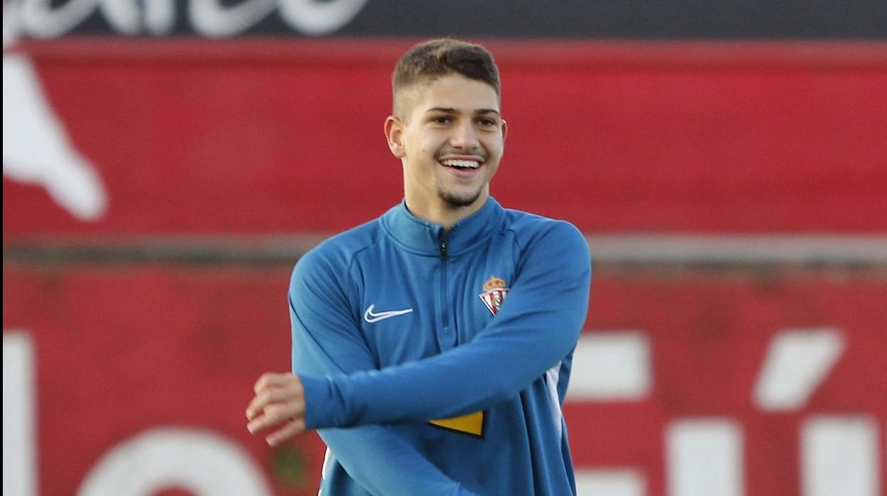 Berto González, en un entrenamiento con el Sporting de Gijón