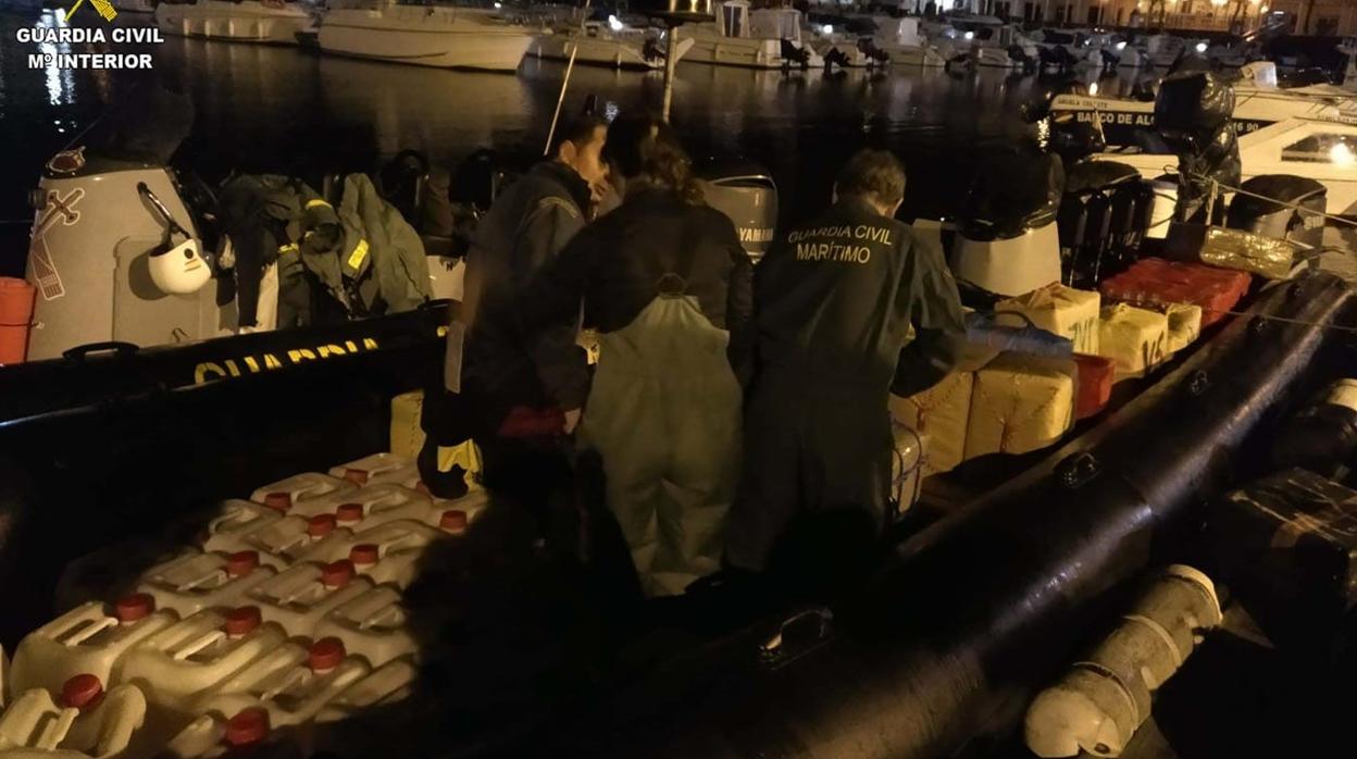 Agentes de la Guardia Civil en una operación en Isla Cristina