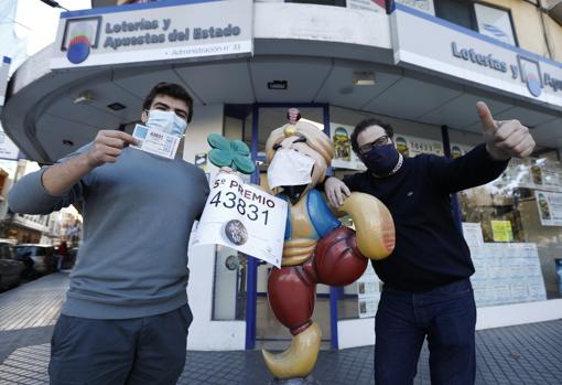 Los responsables de la administración de Lotería de la calle Fernando de Córdoba