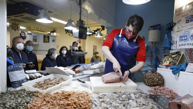 Los mercados de Córdoba anticipan una Navidad con menos atracones de comida y sin que suban los precios