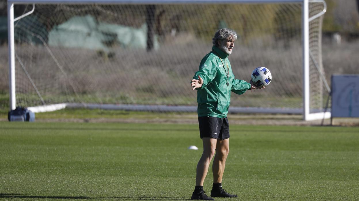 El entrenador del Córdoba CF, Pablo Alfaro, en un entrenamiento en la Ciudad Deportiva