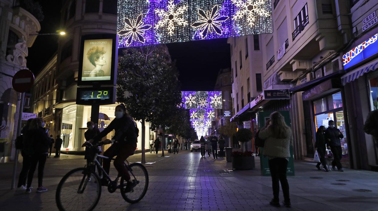 Luces de Navidad en la calle Cruz Conde de Córdoba en la Navidad de 2020