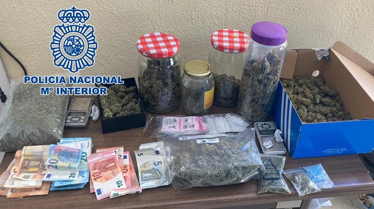 Droga y dinero encontrados por la Policía Nacional durante el registro