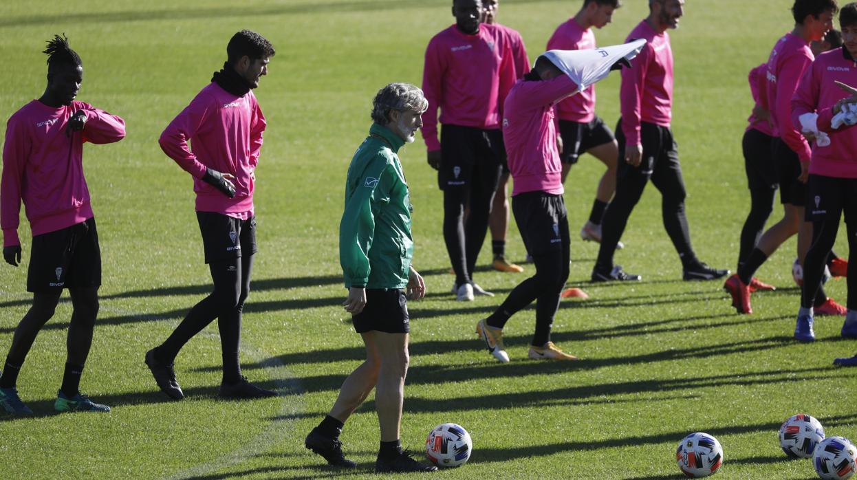 El entrenador del Córdoba CF, Pablo Alfaro, en un entrenamiento en la Ciudad Deportiva