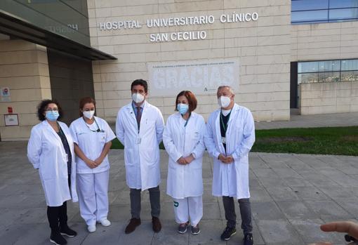 Algunos de lo médicos y enfermeros del Hospital Universitario Clínico San Cecilio de Granada que se han vacunado este domingo contra el coronavirus