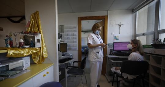 Dos enfermeras de la Unidad de Cuidados Paliativos del hospital Reina Sofía de Córdoba