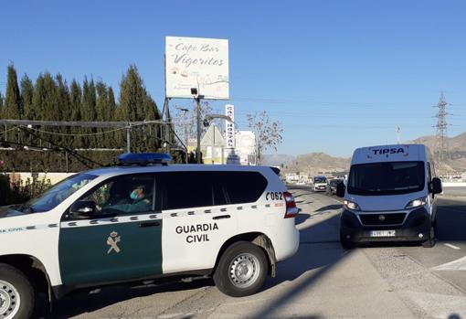 Un coche patrulla de la Guardia Civil escoltando el transporte de vacunas que han llegado esta mañana al Centro Base del SAS en la provincia de Granada