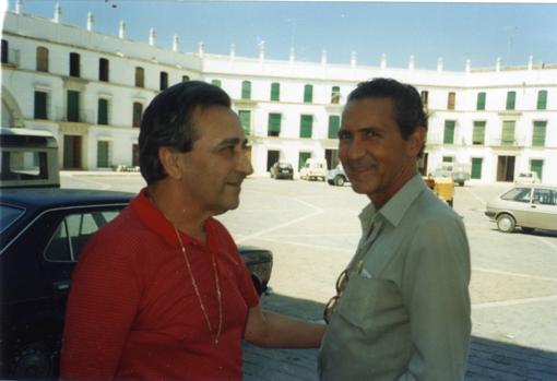 Vicente Núñez y Antonio Gala, en la Plaza Ochavada de Aguilar de la Frontera