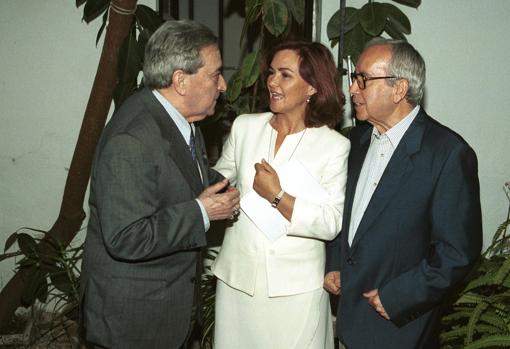 Vicente Núñez, Carmen Calvo (entonces consejera de Cultura) y Pablo García Baena, en 2000 en Córdoba