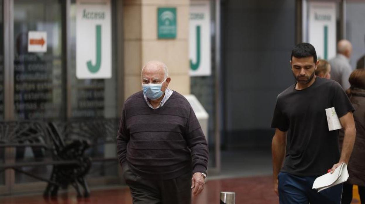 Una persona mayor con mascarilla, en el Hospital Reina Sofía de Córdoba