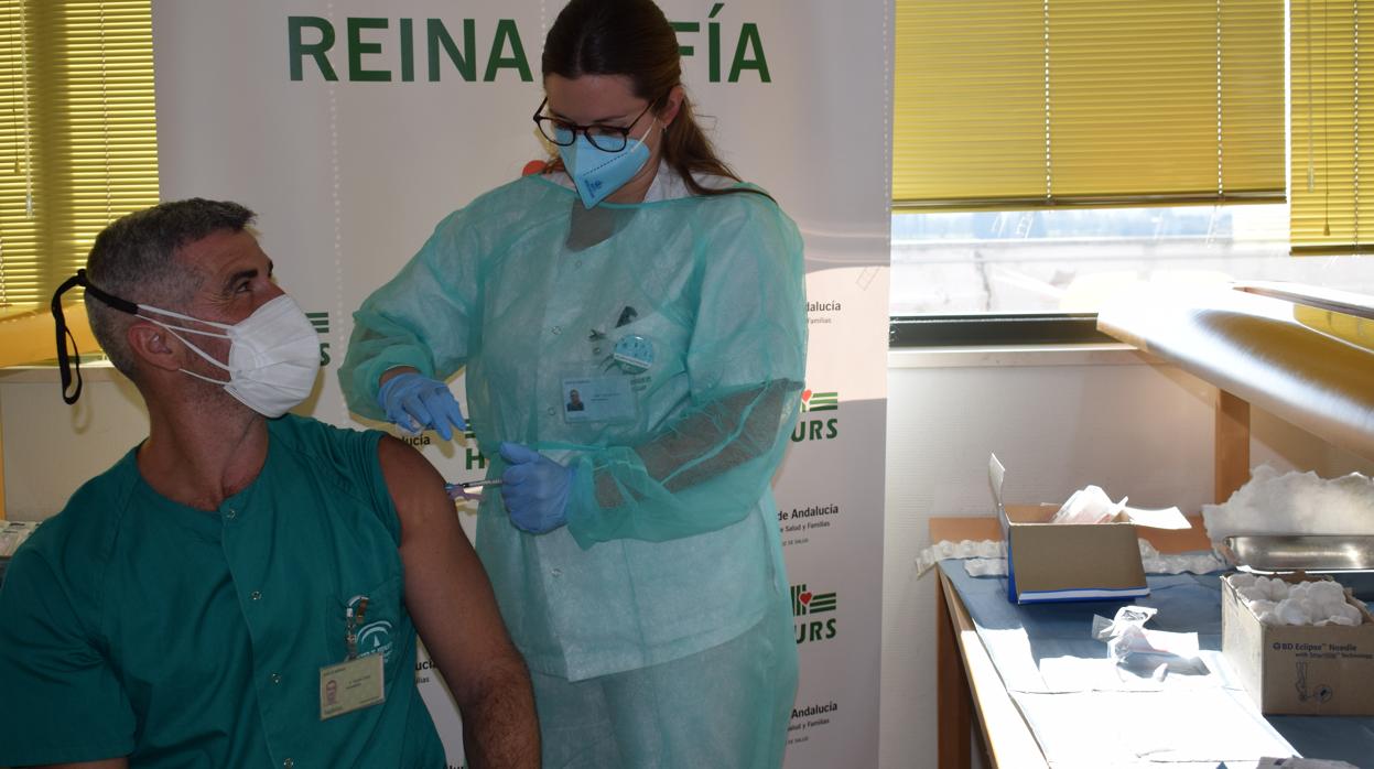 Vacunación, ayer de un profesional sanitario en el Hospital Reina Sofía de Córdoba