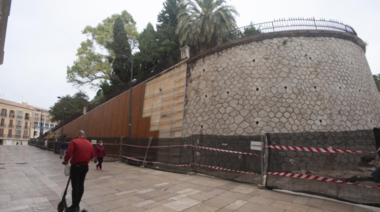 Colocación de las placas con el poema en el centro de Málaga