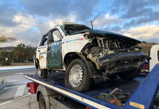 El coche patrulla siendo evacuado del lugar del accidente