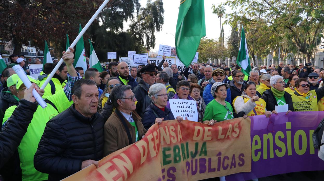 Concentración a favor de las pensiones públicas en el Parlamento andaluz