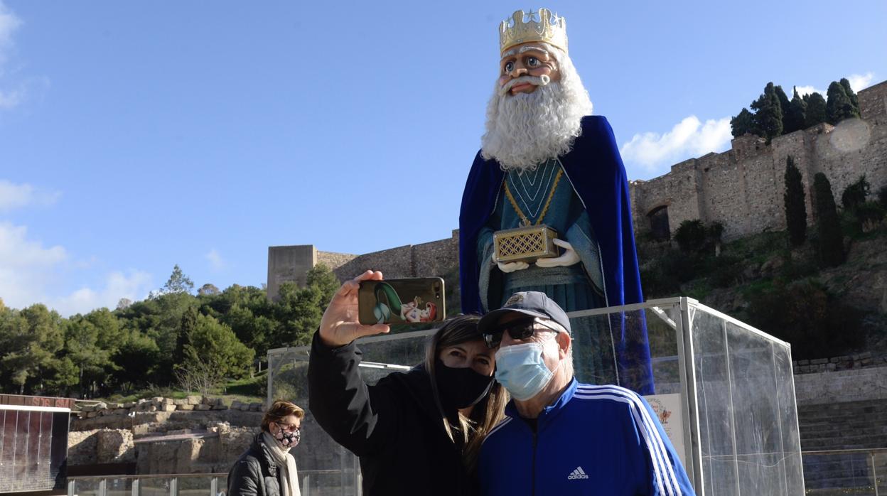 Figura gigante de Melchor instalada en la calle Alcazabilla de Málaga