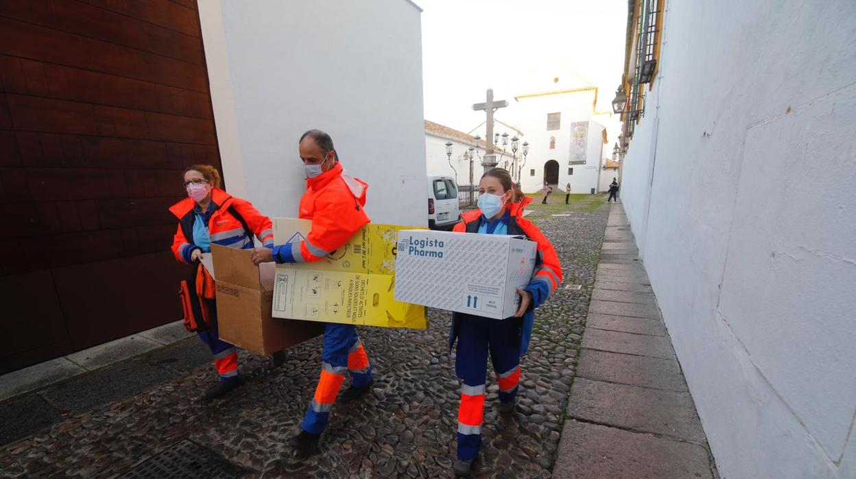 El equipo del SAS traslada las vacunas hasta el asilo Los Dolores; los viales van en la caja blanca