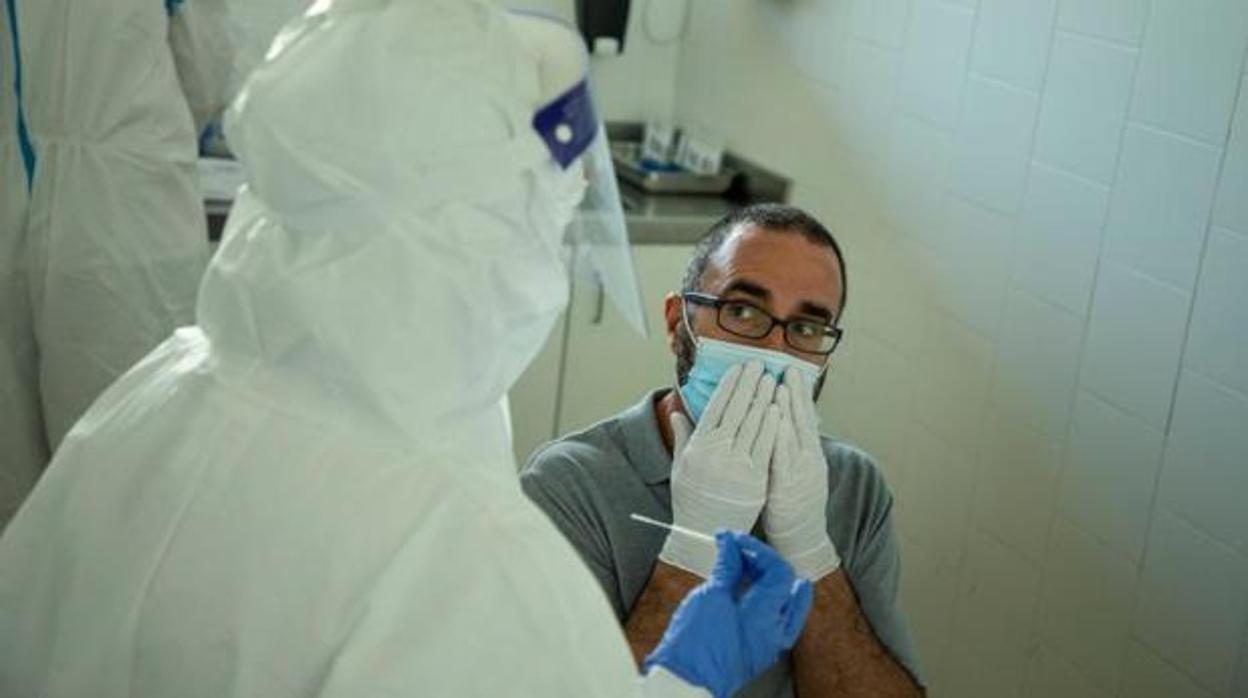 Un hombre se somete a una prueba de coronavirus