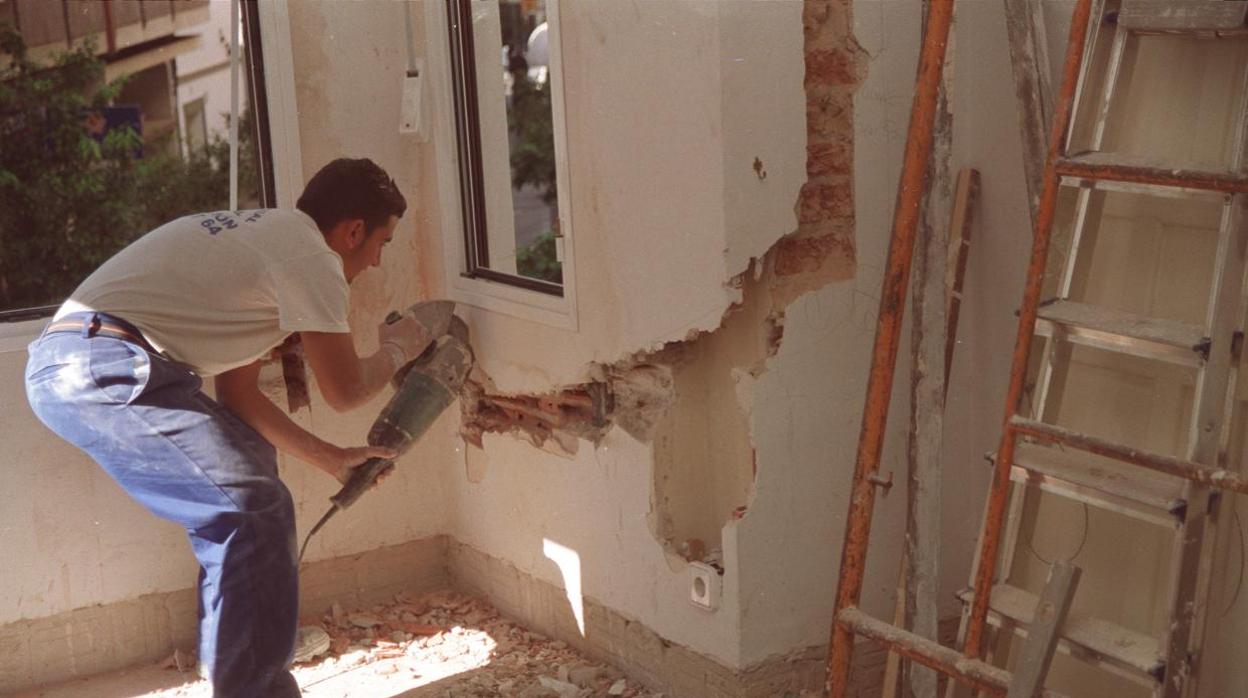 Un operario durante la realización de una obra