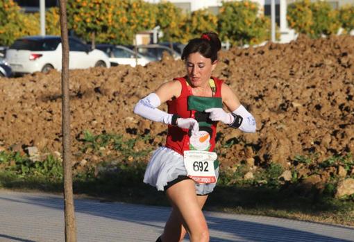 Una corredora en una San Silvestre cordobesa de los últimos años