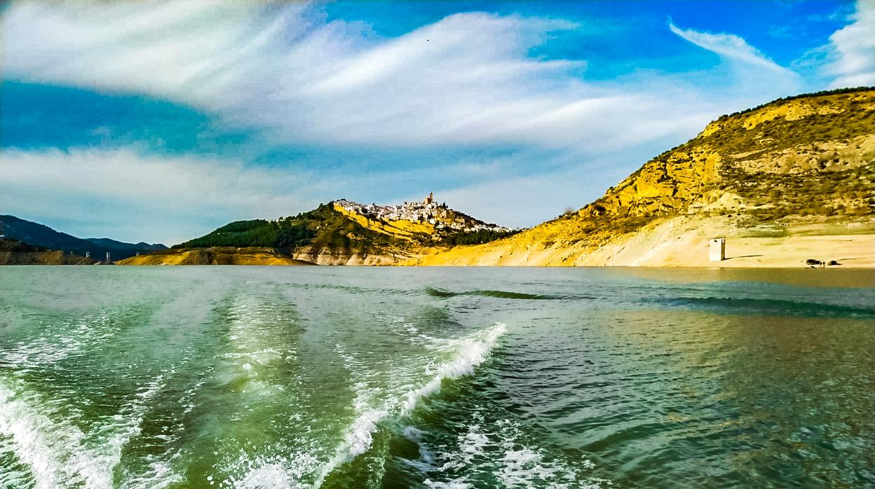 Estela de una embarcación en el pantano de Iznájar