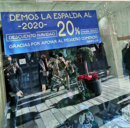 Anuncio de la promoción navideña de Lui en la calle Cruz Conde