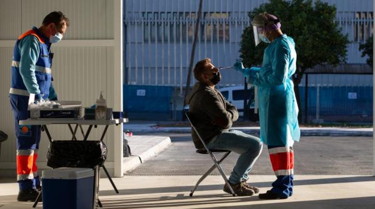 Un sanitario realiza un test en el Hospital Militar de Sevilla