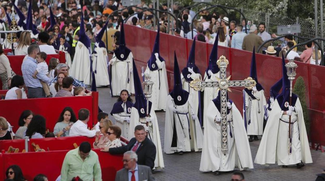 Cruz de guía del Rescatado llegando a la Carrera Oficial