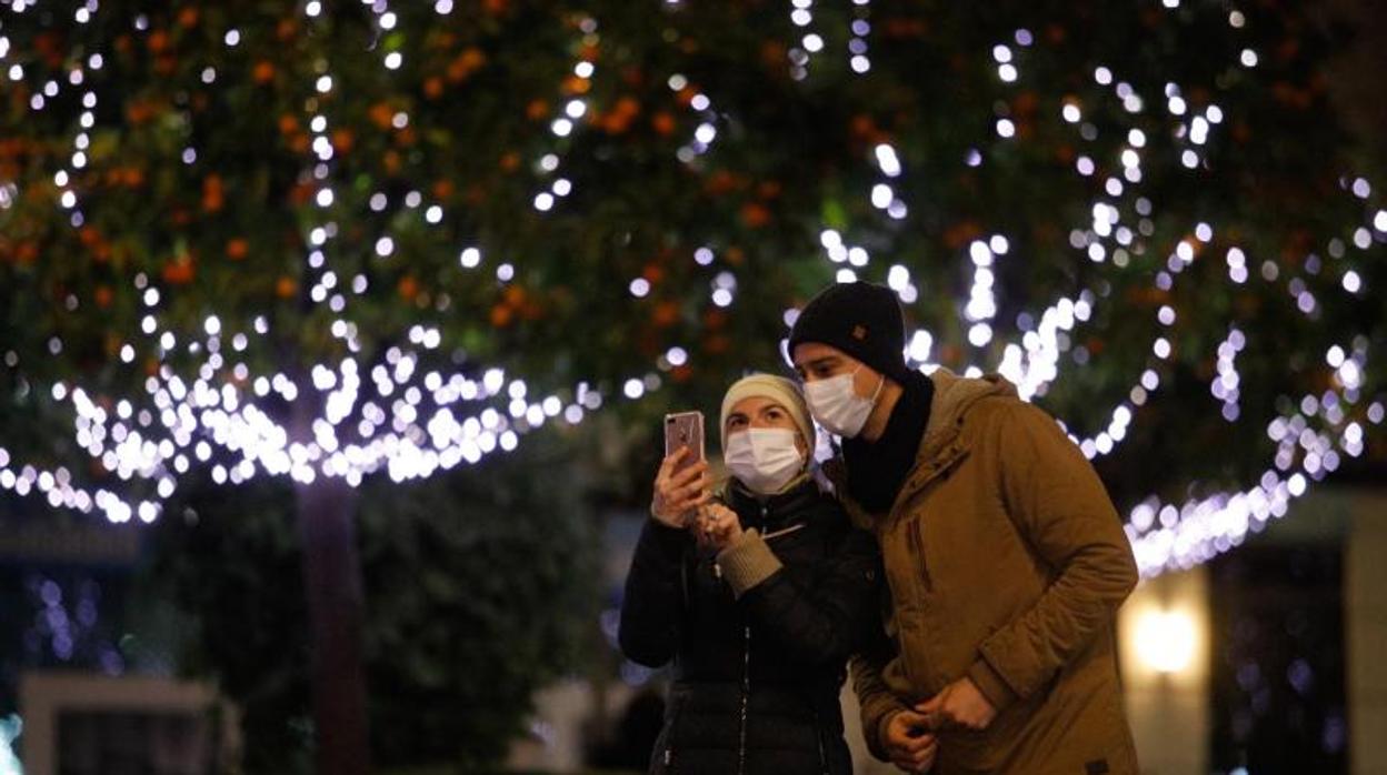 Una pareja en la plaza de Las Tendillas, la pasada noche de Año Nuevo