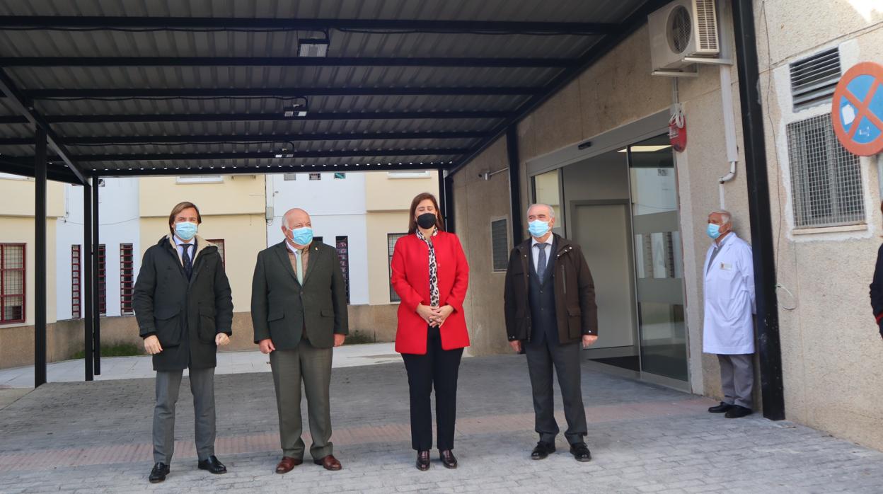 El consejero, junto a la alcaldesa, en el centro de salud de Baena