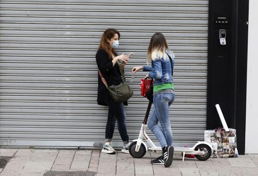 Dos jóvenes con un patinete en una calle del Centro de Córdoba en mayo de 2020