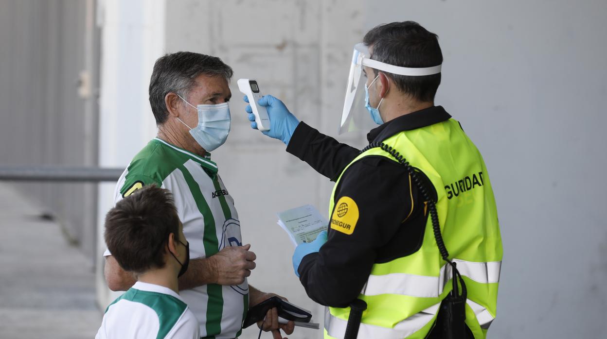 Acceso al estadio de un seguidor del Córdoba