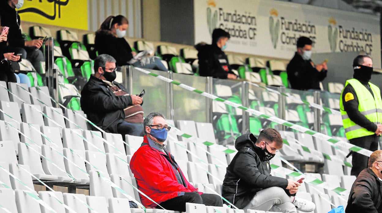 Los socios del Córdoba CF, en la grada en el último partido