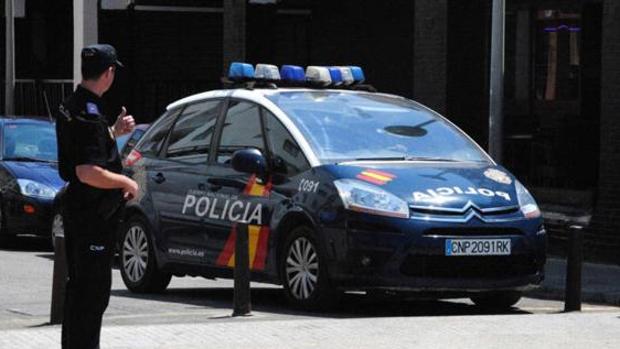 Agrede con patadas y puñetazos al sanitario que le atendió cuando estaba borracho en la calle en Marbella