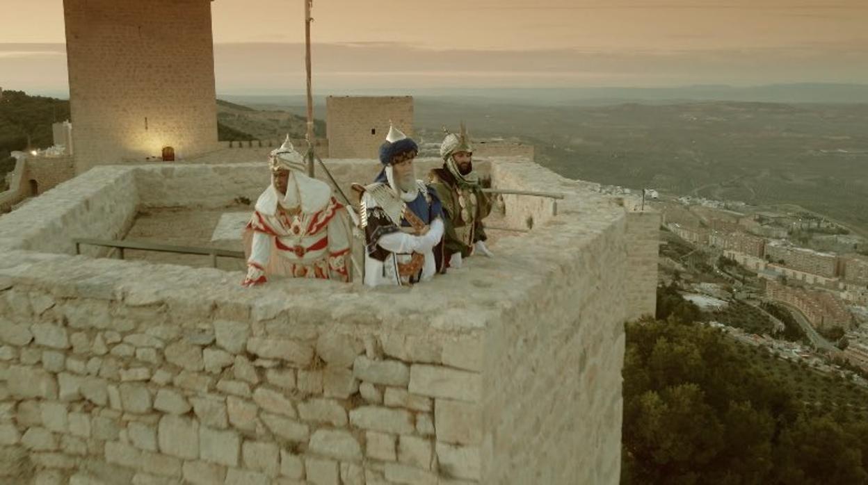 Melchor, Gaspar y Baltasar observan Jaén desde una torre del Castillo de Santa Catalina