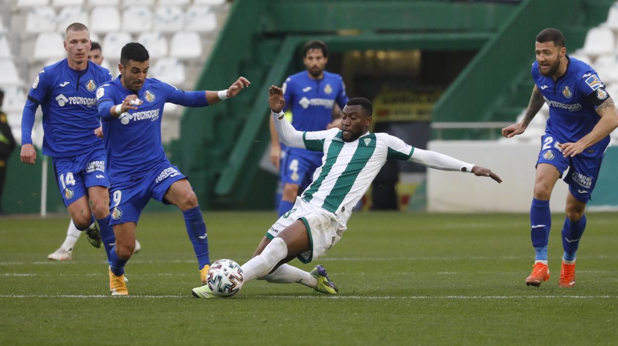 Djak Traoré pugna ante Ángel un balón