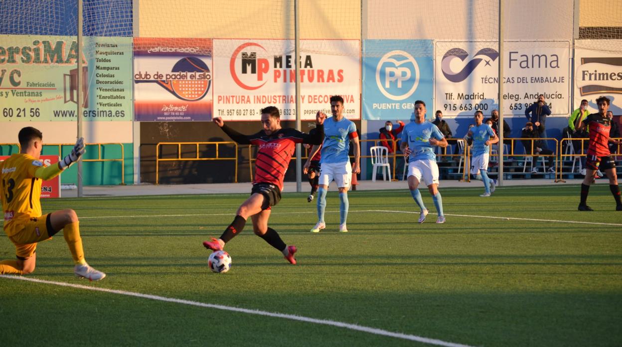 Lance del derbi entre el Salerm Puente Genil y el Ciudad de Lucena