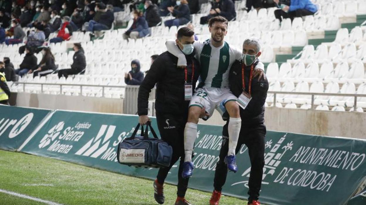 Samu Delgado se retira lesionado en el partido ante el Getafe